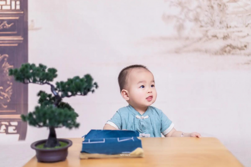 桦甸怀孕肚子中间凹两边凸